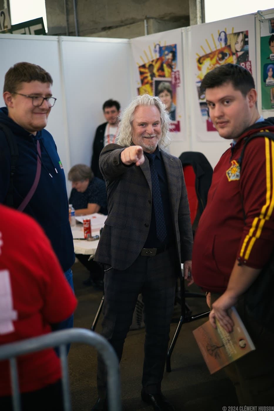 Un invité rencontre des visiteurs en costume
