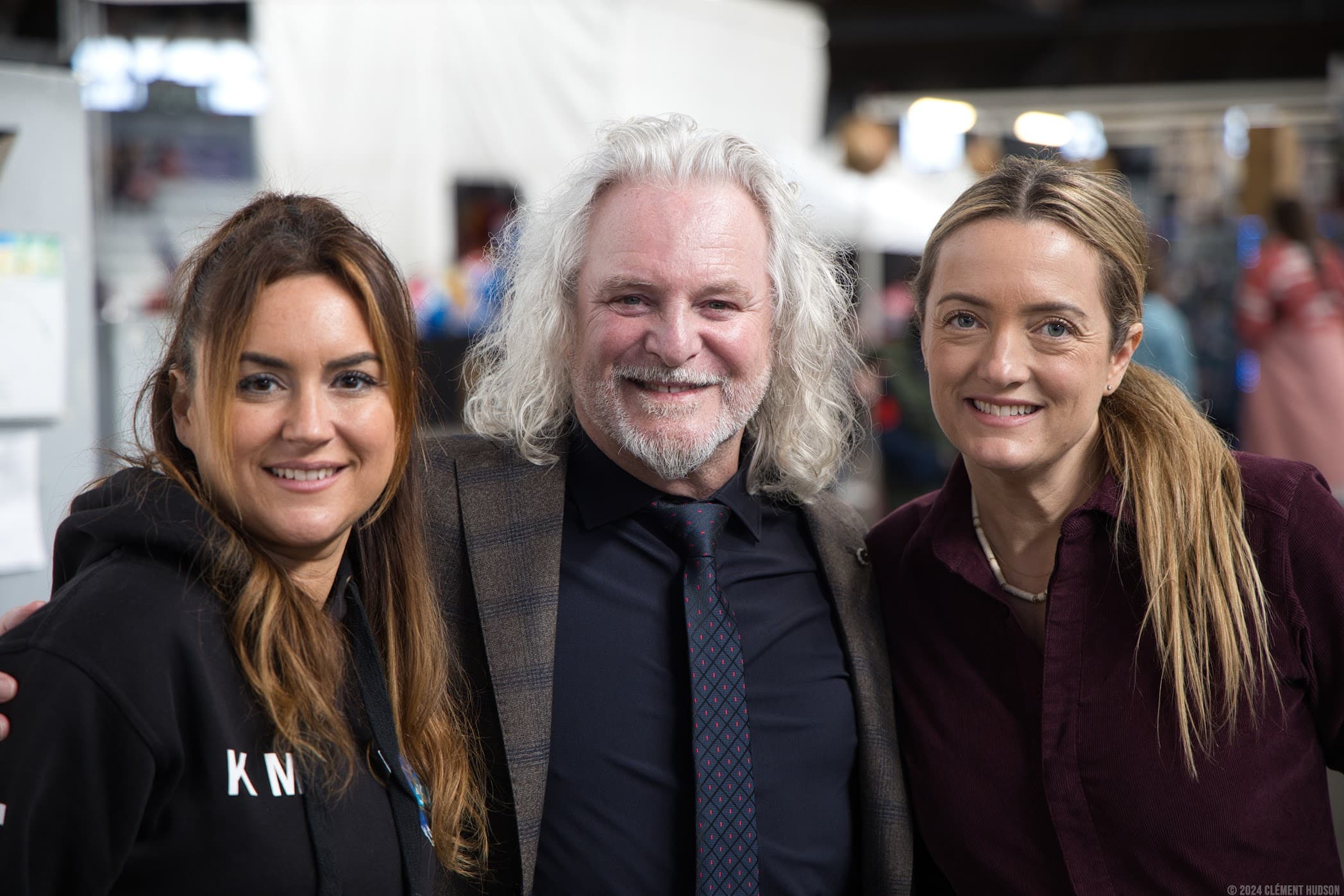 Trois invités réunis pour une photo en convention